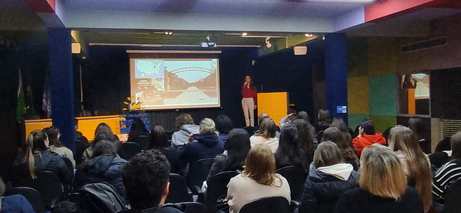 Pesquisadora de universidade dos EUA compartilha trajetória e saberes em palestra