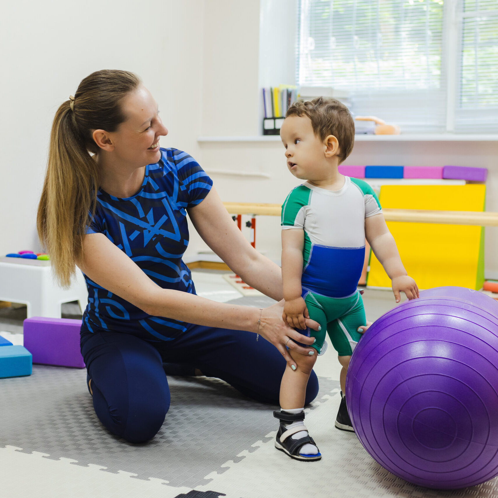 REABILITAÇÃO INFANTIL EM NEUROPEDIATRIA : MANUSEIO COM BOLA