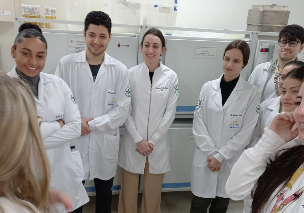 Estudantes de Biomedicina realizam visita técnica ao Hospital de Clínicas do Paraná
