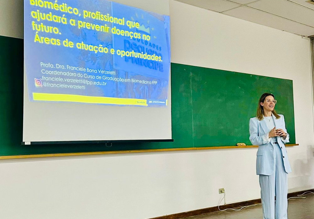 Coordenadora de  Biomedicina FPP Ministra Palestra no Projeto SESC — Orientando Futuros