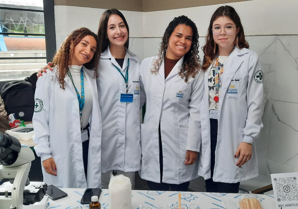 Estudantes do 1º período de Biomedicina realizam ação voltada para estudantes do ensino médio