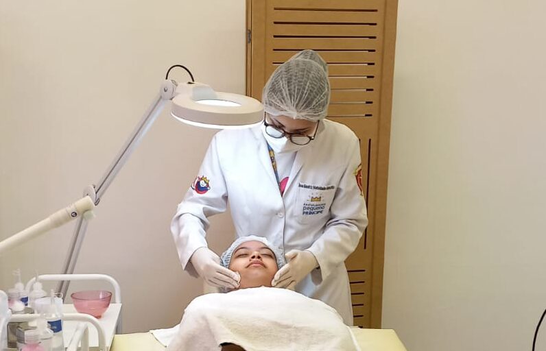 Estudantes de Farmácia vivenciam prática estética no novo laboratório da FPP