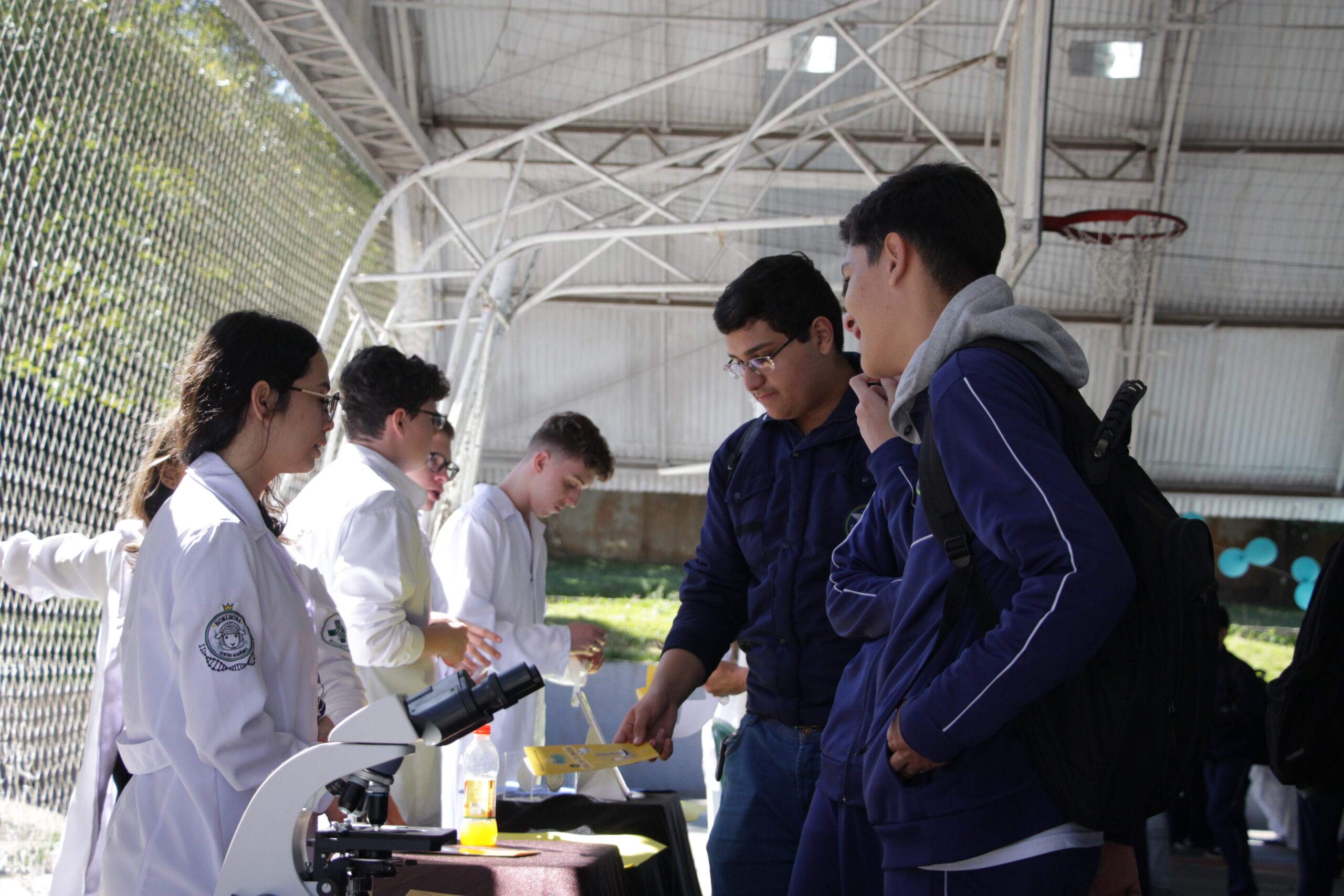 Estudantes de Farmácia e Biomedicina da FPP promovem Feira de Profissões em escola pública