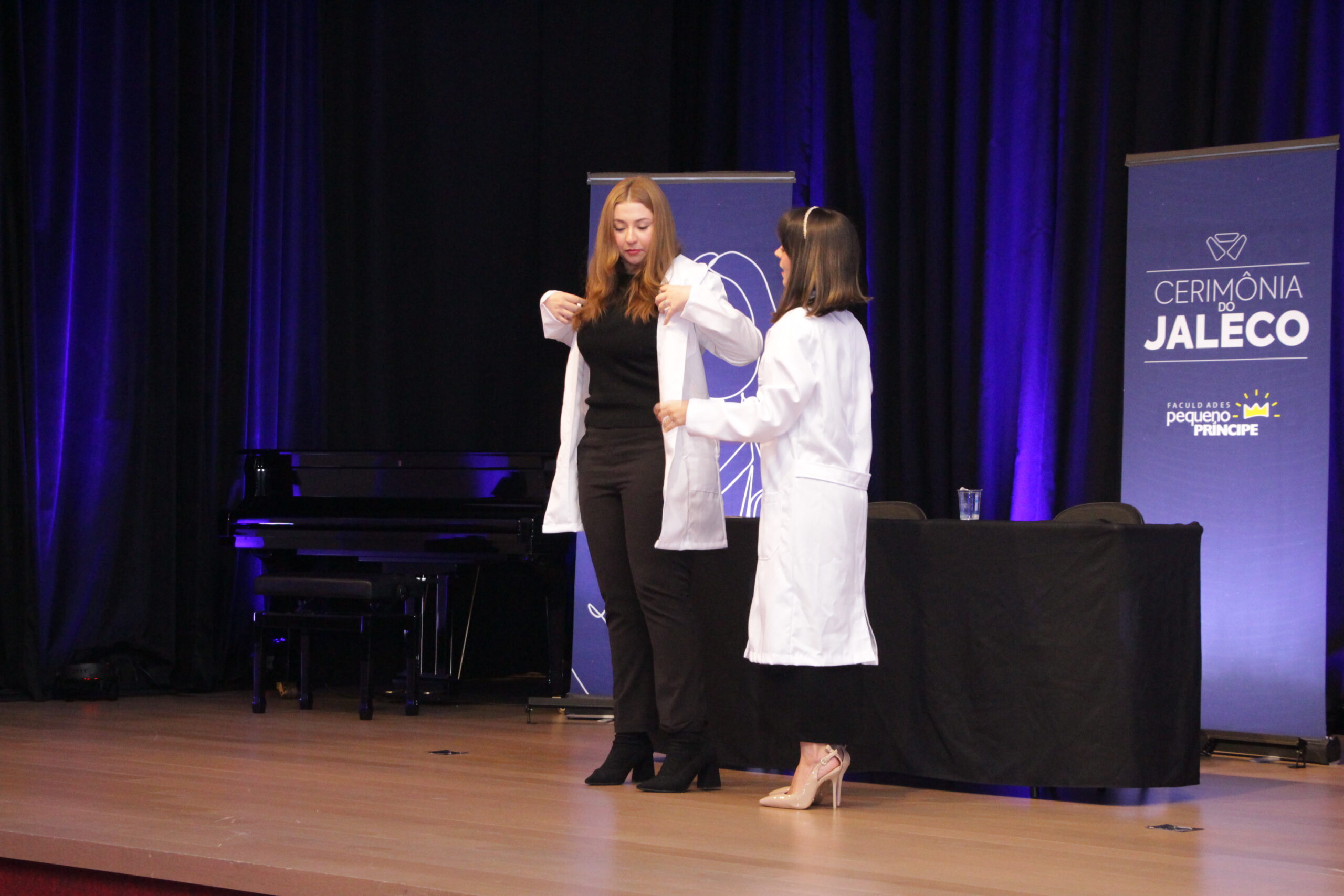 Faculdades Pequeno Príncipe promove cerimônia do jaleco para mais de 250 estudantes