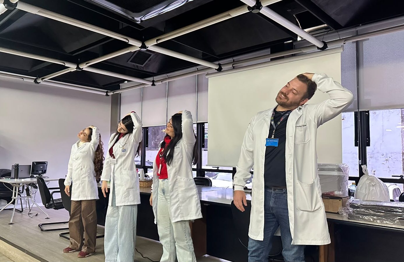 Estudantes de Fisioterapia levam orientações sobre saúde e ergonomia à Fiat