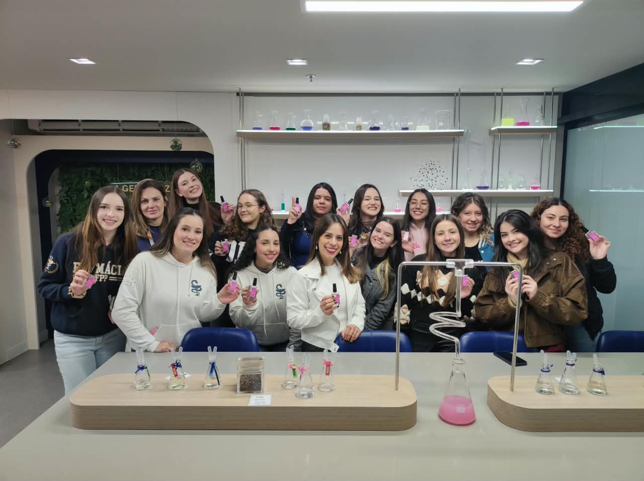 Estudantes de Farmácia da FPP fazem visita técnica ao Boticário